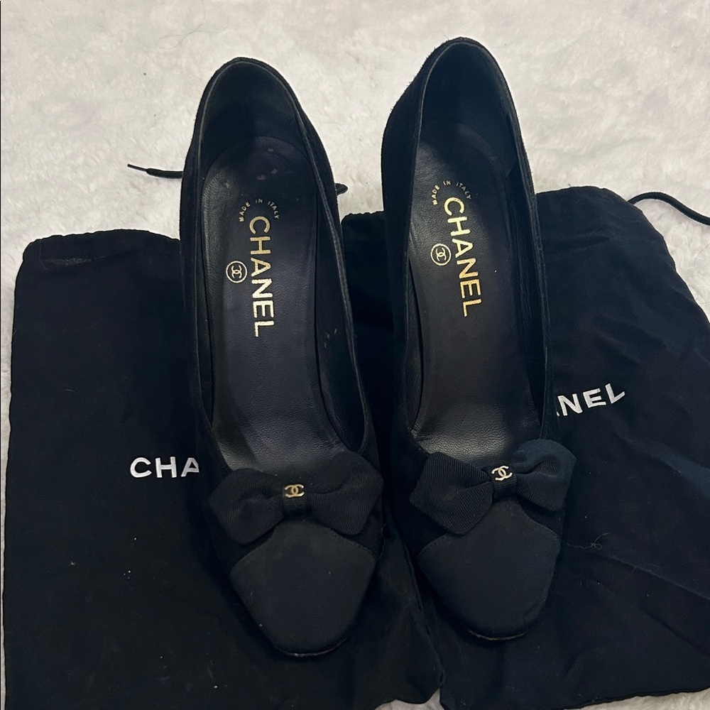 CHANEL Black Heels with Bow Accent